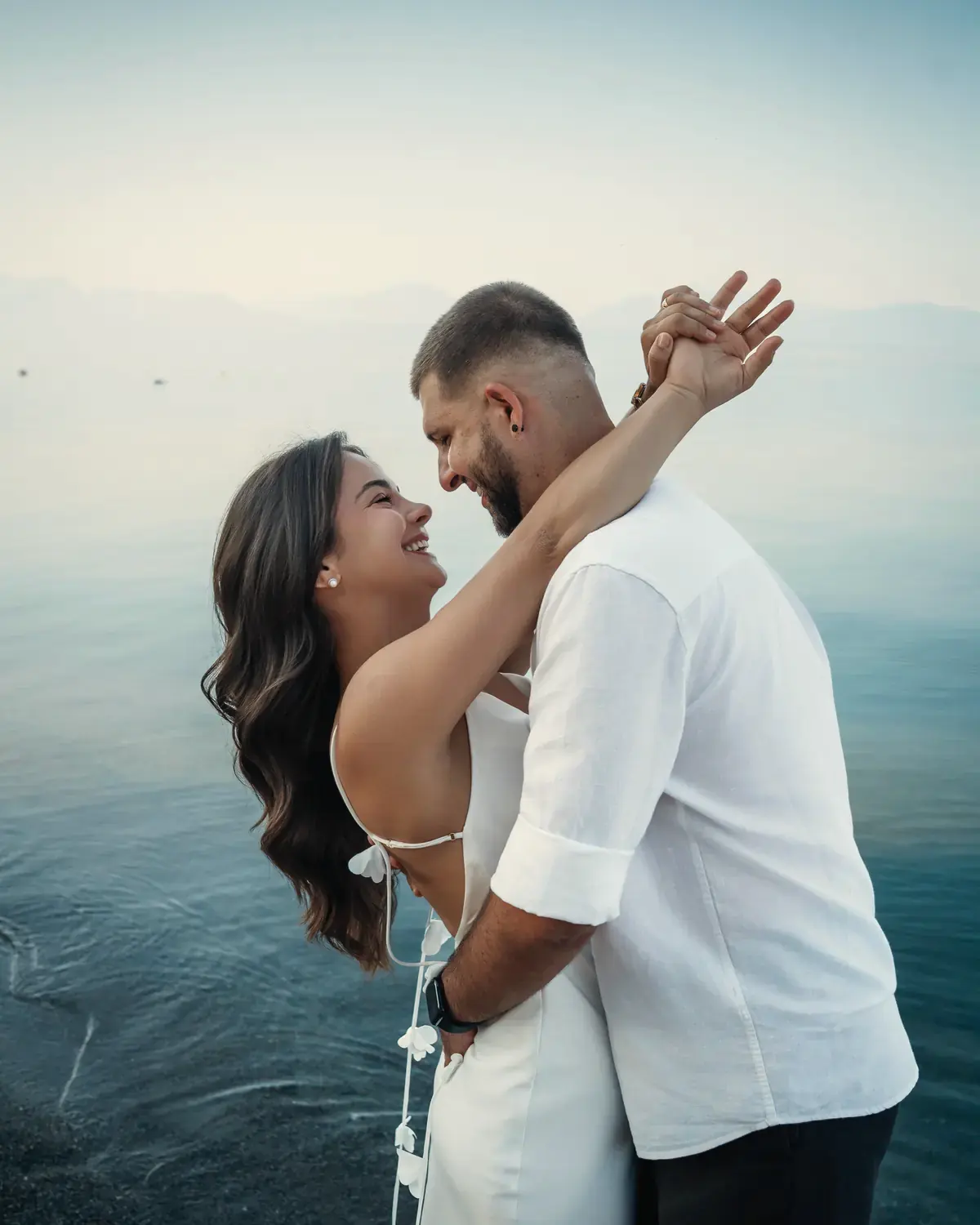 Un couple enlacé au bord du lac