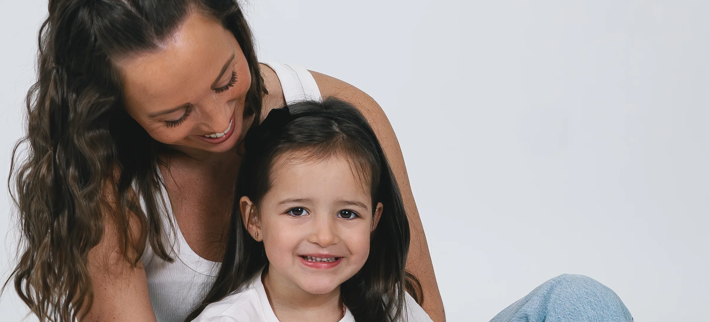 Une mère et sa fille au studio, complices