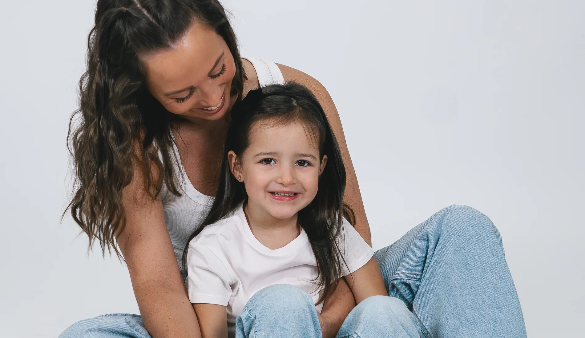 Une mère et sa fille assises au studio